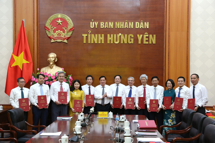 Ông Phạm Đồng Thụy (thứ 6 từ phải sang) giữ chức Giám đốc Sở Giáo dục và Đào tạo tỉnh Hưng Yên sau sáp nhập. Ảnh: Cổng thông tin điện tử tỉnh Hưng Yên. dong-chi-nguyen-khac-than-pho-bi-thu-tinh-uy-chu-tich-ubnd-tinh-trao-quyet-dinh-bo-nhiem-thu-truong-cac-so-nganh-lien-quan-thuoc-ubnd-tinh-hung-yen-moi-nhiem-ky-2021-2026.jpg