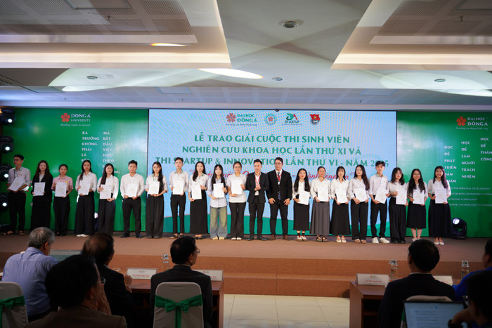 Các sinh viên tham gia cuộc thi Sinh viên nghiên cứu khoa học được trao chứng nhận. Ảnh: NTCC. trao-chung-nhan-tham-gia-cuoc-thi-7r305778.jpg