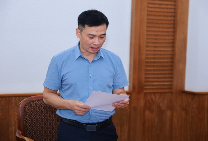 Ông Nguyễn Anh Tuấn, Phó Vụ trưởng Vụ Tổ chức cán bộ, Bộ Văn hóa, Thể thao và Du lịch, công bố Quyết định công nhận Nghệ sĩ Ưu tú, Tiến sĩ. Bùi Như Lai - Hiệu trưởng Trường Đại học Sân khấu - Điện ảnh Hà Nội. Ảnh: Website nhà trường. 1000040907.jpg