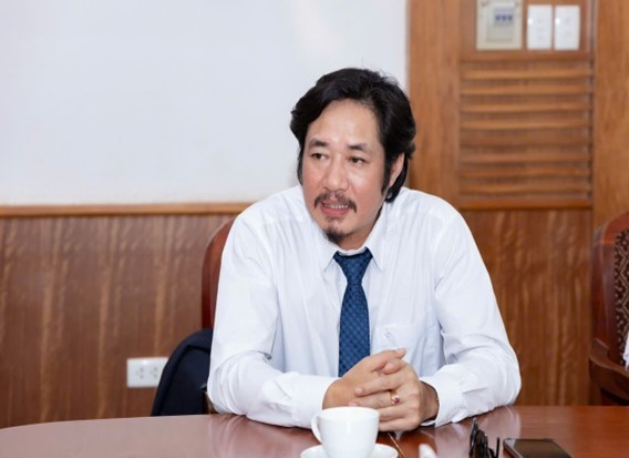 Nghệ sĩ Ưu tú, Tiến sĩ. Bùi Như Lai - Tân Hiệu trưởng Trường Đại học Sân khấu - Điện ảnh Hà Nội phát biểu nhận nhiệm vụ tại buổi Lễ công bố Quyết định Hiệu trưởng. Ảnh: Website nhà trường. 1000040911.jpg