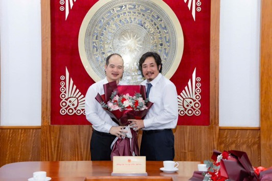 Tiến sĩ Phạm Đắc Thi, Phó Bí thư Đảng ủy, Phó Hiệu trưởng Trường Đại học Sân khấu - Điện ảnh Hà Nội tặng hoa chúc mừng tân Hiệu trưởng - Nghệ sĩ Ưu tú, Tiến sĩ Bùi Như Lai. Ảnh: Website nhà trường. 1000040912.jpg