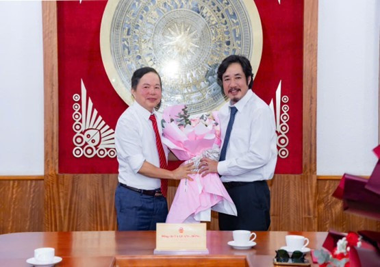 Tiến sĩ Phạm Trí Thành, Chủ tịch Hội đồng trường Trường Đại học Sân khấu - Điện ảnh Hà Nội tặng hoa chúc mừng tân Hiệu trưởng - Nghệ sĩ Ưu tú, Tiến sĩ. Bùi Như Lai. Ảnh: Website nhà trường. 1000040913.jpg