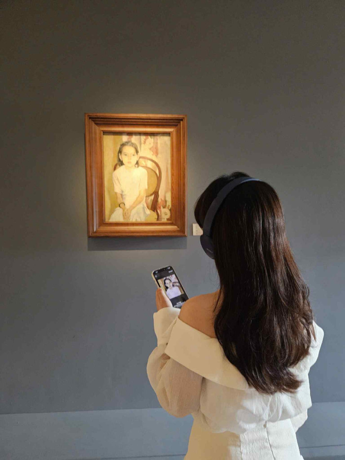 Chị Phạm Kim Anh (phường Tương Mai, thành phố Hà Nội) đang sử dụng ứng dụng iMuseum VFA. Ảnh: NVCC. a55f6842-84be-46a6-8bf5-7dc92a9ad68f.jpg