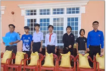 Thầy giáo tích cực làm thiện nguyện với tâm niệm "làm gương cho học trò"