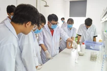 Sinh viên ngành Công nghệ Sinh học Y dược, Trường Đại học Văn Lang thực hành thí nghiệm. Ảnh: website nhà trường