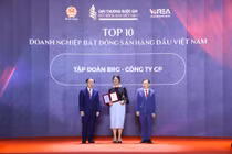 Bà Trần Tuyết Nhung – Phó tổng Giám đốc Tập đoàn BRG nhận Danh hiệu giải thưởng Top 10 Doanh nghiệp Bất động sản hàng đầu Việt Nam.