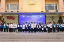 Hiệu trưởng cấp bằng tốt nghiệp THPT giúp tăng tính tự chủ và trách nhiệm