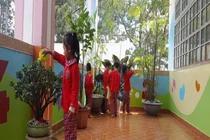 Các bé thực hành tưới cây, bảo vệ môi trường.
