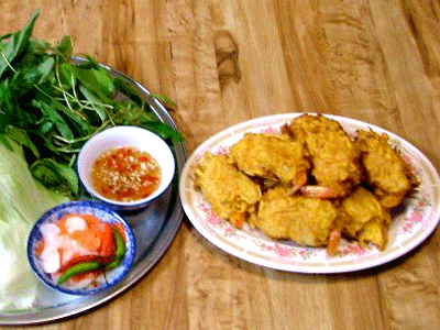 Bánh tôm Hồ Tây - thứ quà giản dị - góp phần làm nên bản sắc riêng cho ẩm thực đất Thăng Long nghìn năm văn hiến.