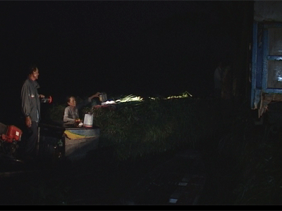 4.Chợ Cỏ Vĩnh Long Khác với chợ thường, chợ ở đây chỉ bán duy nhất một mặt hàng là Cỏ. Cỏ được cột thành từng bó, chất đầy ắp trên các phương tiện vận chuyển. Đa phần cỏ được tập trung tại bến chợ bằng ghe rồi lên xe đi phân phối. 4.Chợ Cỏ Vĩnh Long Khác với chợ thường, chợ ở đây chỉ bán duy nhất một mặt hàng là Cỏ. Cỏ được cột thành từng bó, chất đầy ắp trên các phương tiện vận chuyển. Đa phần cỏ được tập trung tại bến chợ bằng ghe rồi lên xe đi phân phối.