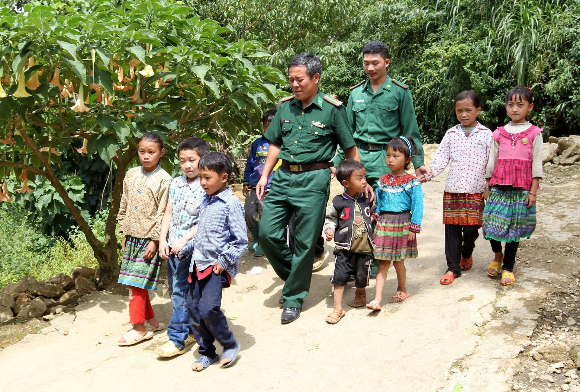 Dự án “Cán bộ, chiến sĩ quân đội nâng bước em tới trường” nhận nuôi tại nhà 70 cháu có hoàn cảnh đặc biệt khó khăn giai đoạn 2021-2025. Ảnh: NVCC.