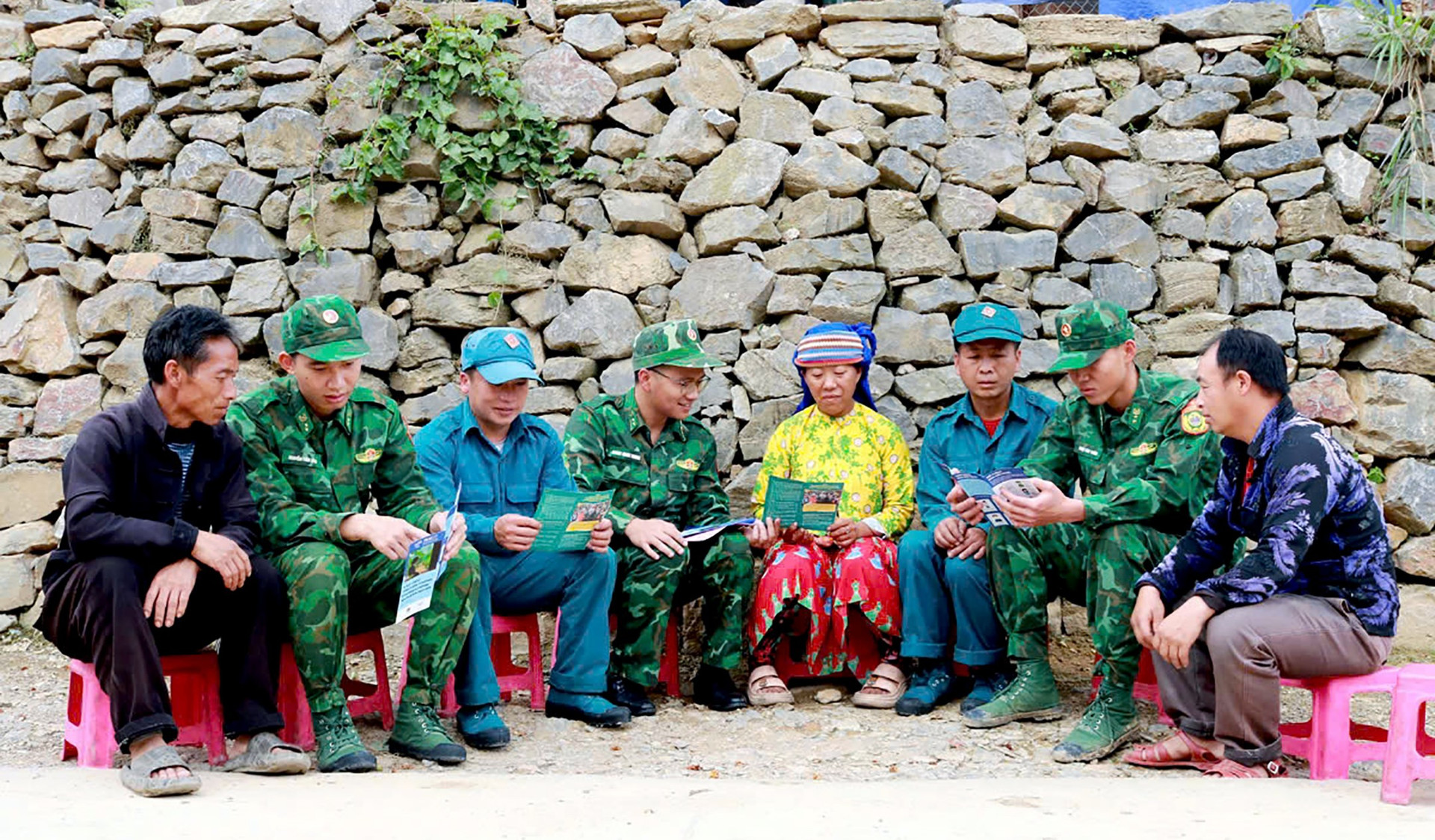Cán bộ, chiến sĩ Đồn Biên phòng Lũng Cú tuyên truyền, phổ biến, giáo dục pháp luật cho người dân. Ảnh: NVCC.