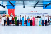 Lãnh đạo phường Lê Chân trao quyết định và tặng hoa chúc mừng nhà trường.