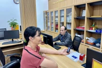 Người dân được hướng dẫn sử dụng các ứng dụng để thanh toán online, làm hồ sơ trực tuyến. Ảnh: haiphong.gov.vn