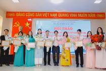 Đại diện Sở Giáo dục và Đào tạo Hải Phòng tặng hoa chúc mừng các thầy cô tham gia giảng dạy tại hội thảo.