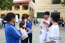 Các thí sinh phấn khởi khi hoàn thành bài thi Ngữ văn (Ảnh: LT)
