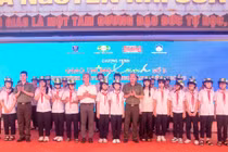 Học sinh Hải Phòng được tìm hiểu kiến thức về giao thông xanh và nhận mũ bảo hiểm từ Nhựa Tiền Phong