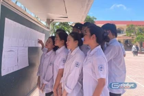 Thí sinh xem lại số báo danh tại điểm thi Trung học phổ thông Cát Hải (Ảnh: Minh Ngọc)