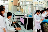 Sinh viên thực hành phân tích trong phòng thí nghiệm tại Trường Đại học Lâm nghiệp. Ảnh: NTCC