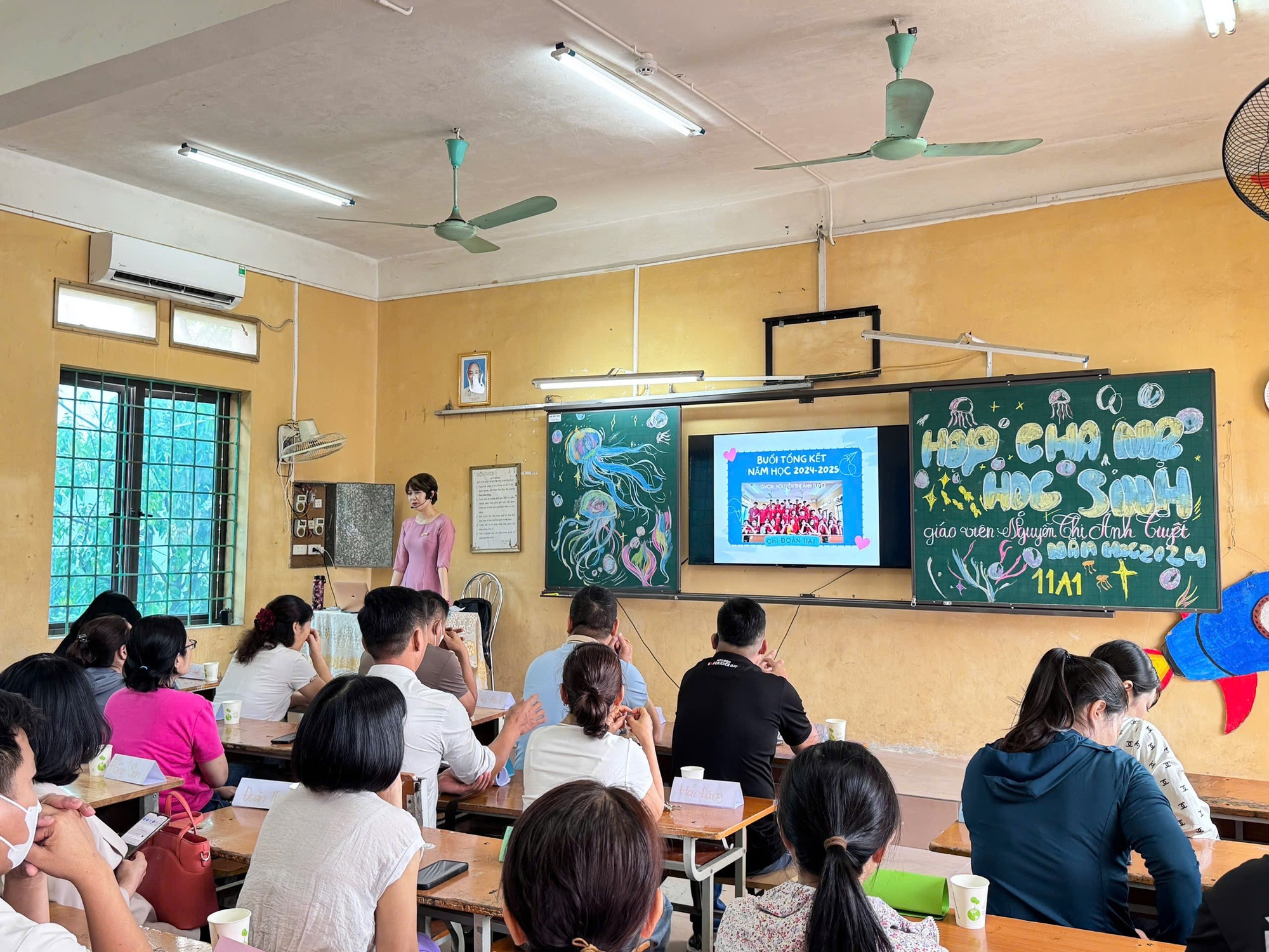 Thầy và trò Trường Trung học phổ thông An Dương Vương (khu vực huyện Đông Anh cũ, Thành phố Hà Nội). z6839706312940-5ab09fb534562f08e4b0620a49280fd9.jpg
