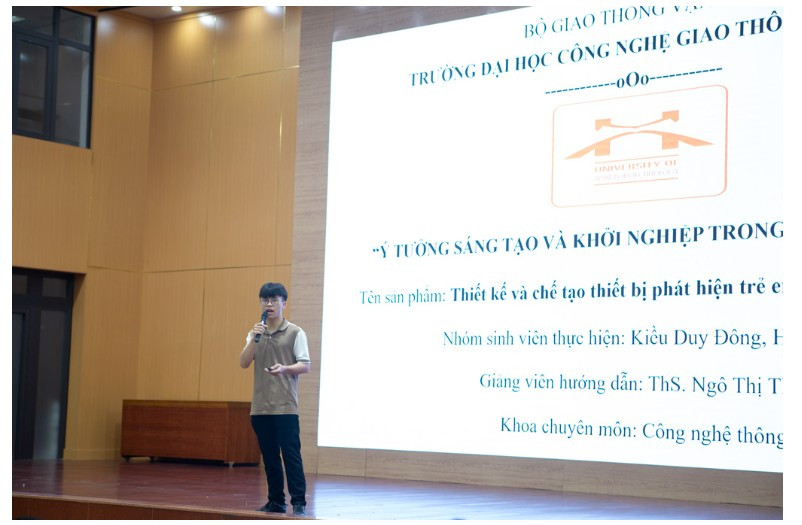 Sinh viên Kiều Duy Đông đang thuyết trình về ý tưởng sản phẩm “Thiết bị phát hiện trẻ bị bỏ quên trên ô tô” tại cuộc thi Ý tưởng sáng tạo và khởi nghiệp trong sinh viên 2023. Sản phẩm này của Đông cũng đã được dự thi ở cấp Bộ Giáo dục và Đào tạo. Sinh viên Kiều Duy Đông đang thuyết trình về ý tưởng sản phẩm “Thiết bị phát hiện trẻ bị bỏ quên trên ô tô” tại cuộc thi Ý tưởng sáng tạo và khởi nghiệp trong sinh viên 2023. Sản phẩm này của Đông cũng đã được dự thi ở cấp Bộ Giáo dục và Đào tạo.