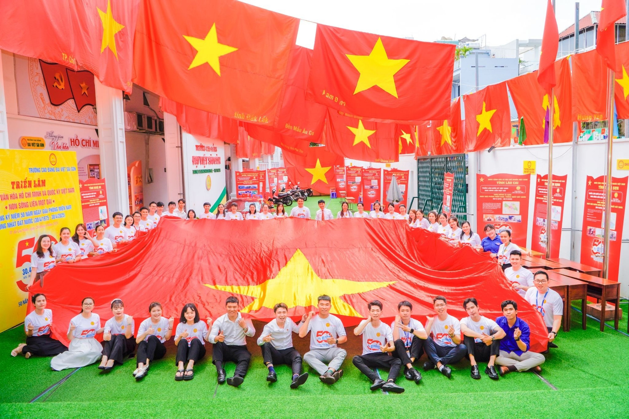 Triển lãm “Quốc kỳ Việt Nam - Non sông liền một dải” được tổ chức tại khuôn viên Trường Cao đẳng Đại Việt Sài Gòn.