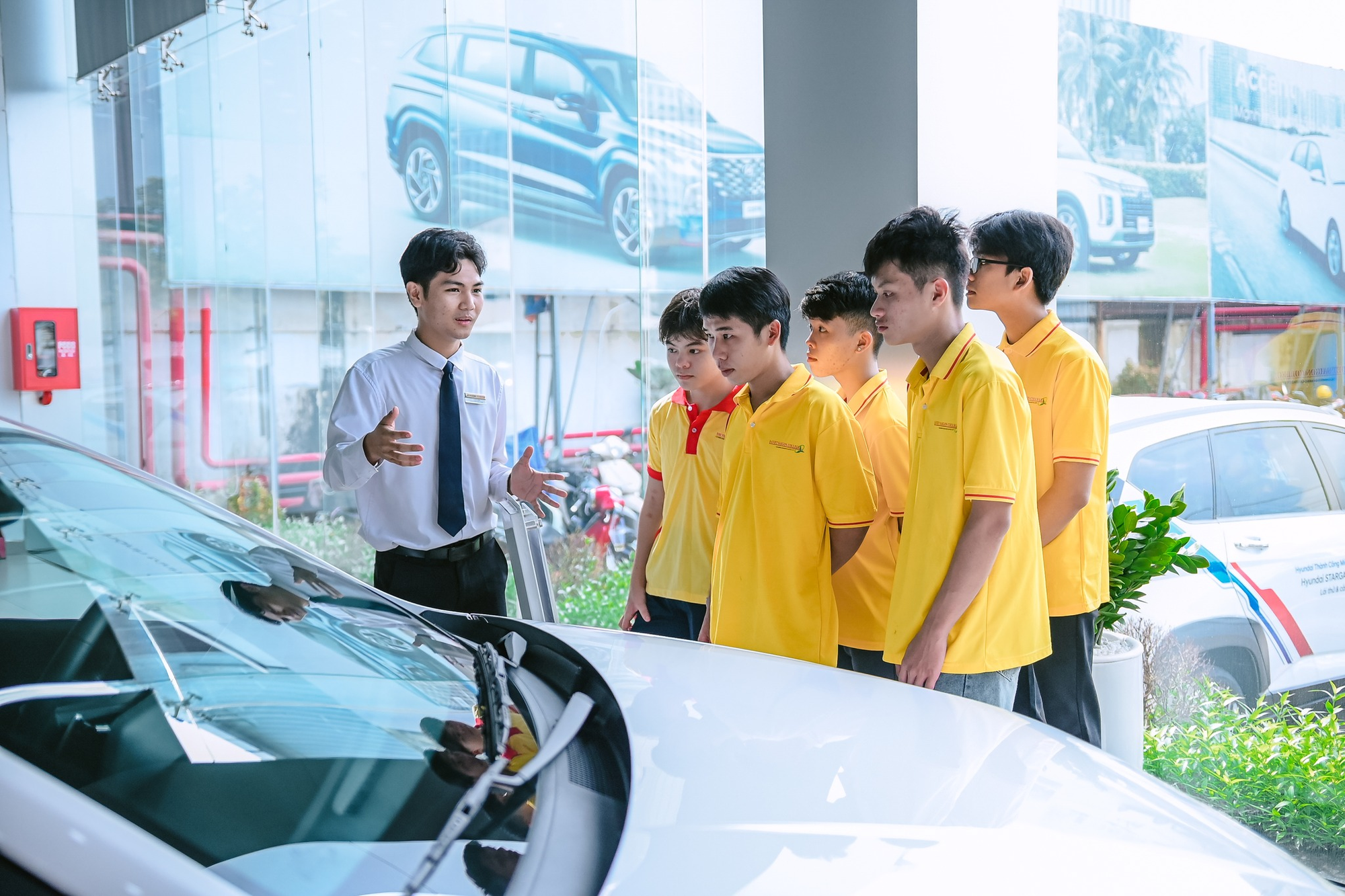 Sinh viên Khoa Công nghệ ô tô (Trường Cao đẳng Đại Việt Sài Gòn) trải nghiệm thực tế tại Hyundai Miền Nam.