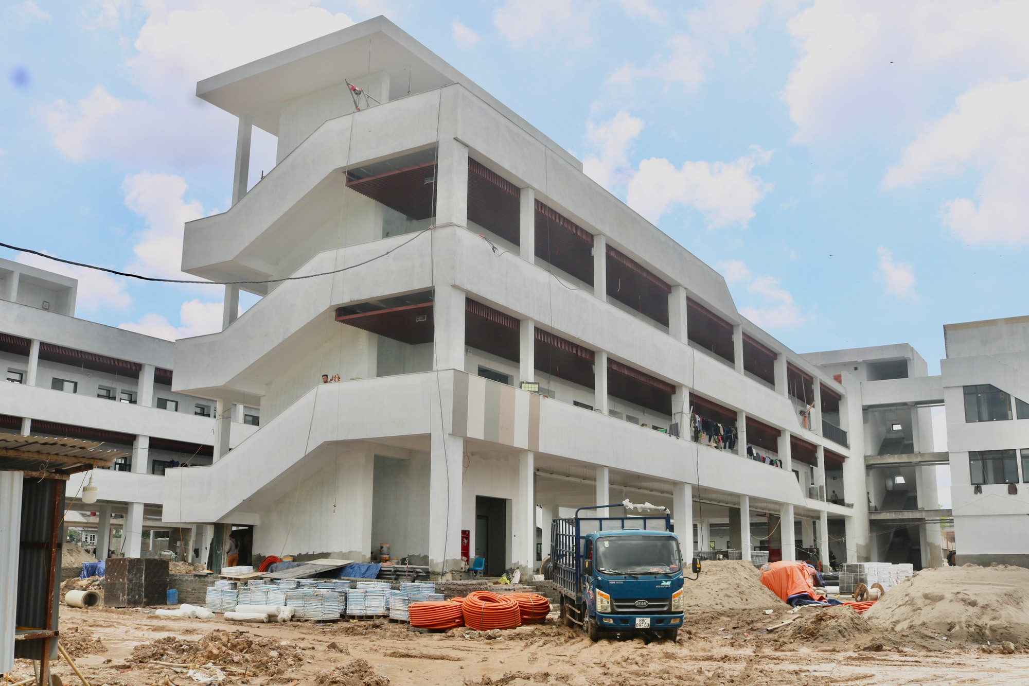 Mặc dù cơ sở vật chất chưa được hoàn thiện, nhưng ngày 18/7/2025, Sở Giáo dục và Đào tạo Hà Nội đã có văn bản số 2796/SGDĐT-QLT, trong đó giao 450 chỉ tiêu cho Trường Trung học phổ thông Phúc Thịnh (khu vực huyện Đông Anh cũ). Ảnh chụp ngày 25/7/2025. (Ảnh: Doãn Nhàn) img-0223.jpg