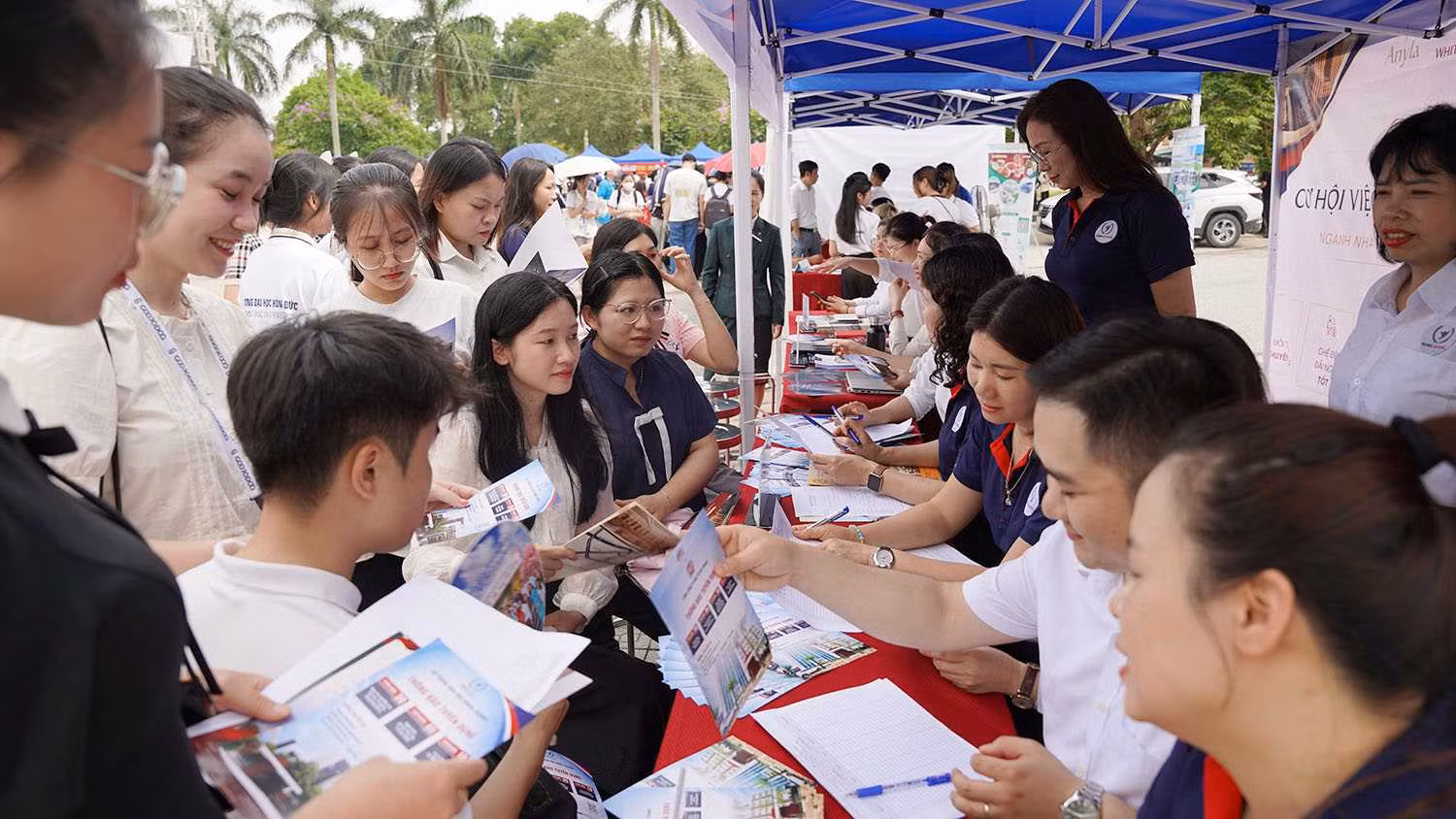 Sinh viên Trường Đại học Hồng Đức trực tiếp trao đổi với nhà tuyển dụng tại Ngày hội việc làm năm 2026 - Career Day 2026. Ảnh: HDU
