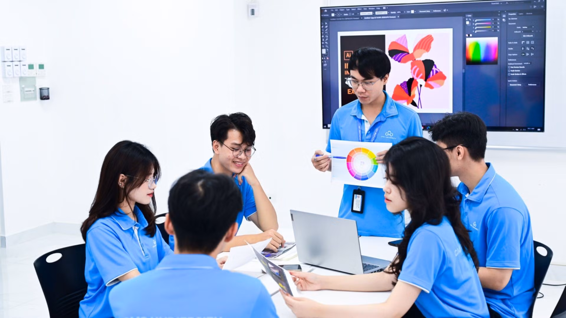 Sinh viên ngành Thiết kế Đồ họa tại Trường Đại học CMC được trang bị cơ sở vật chất hiện đại nhất phục vụ cho quá trình học tập.