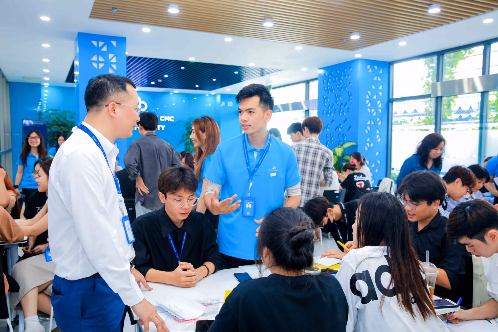 Sinh viên Trường Đại học CMC được thường xuyên trau dồi, rèn luyện những kỹ năng mềm quan trọng như làm việc nhóm, thuyết trình, phản biện, lên ý tưởng sáng tạo qua các workshop bổ ích. Ảnh: CMCU