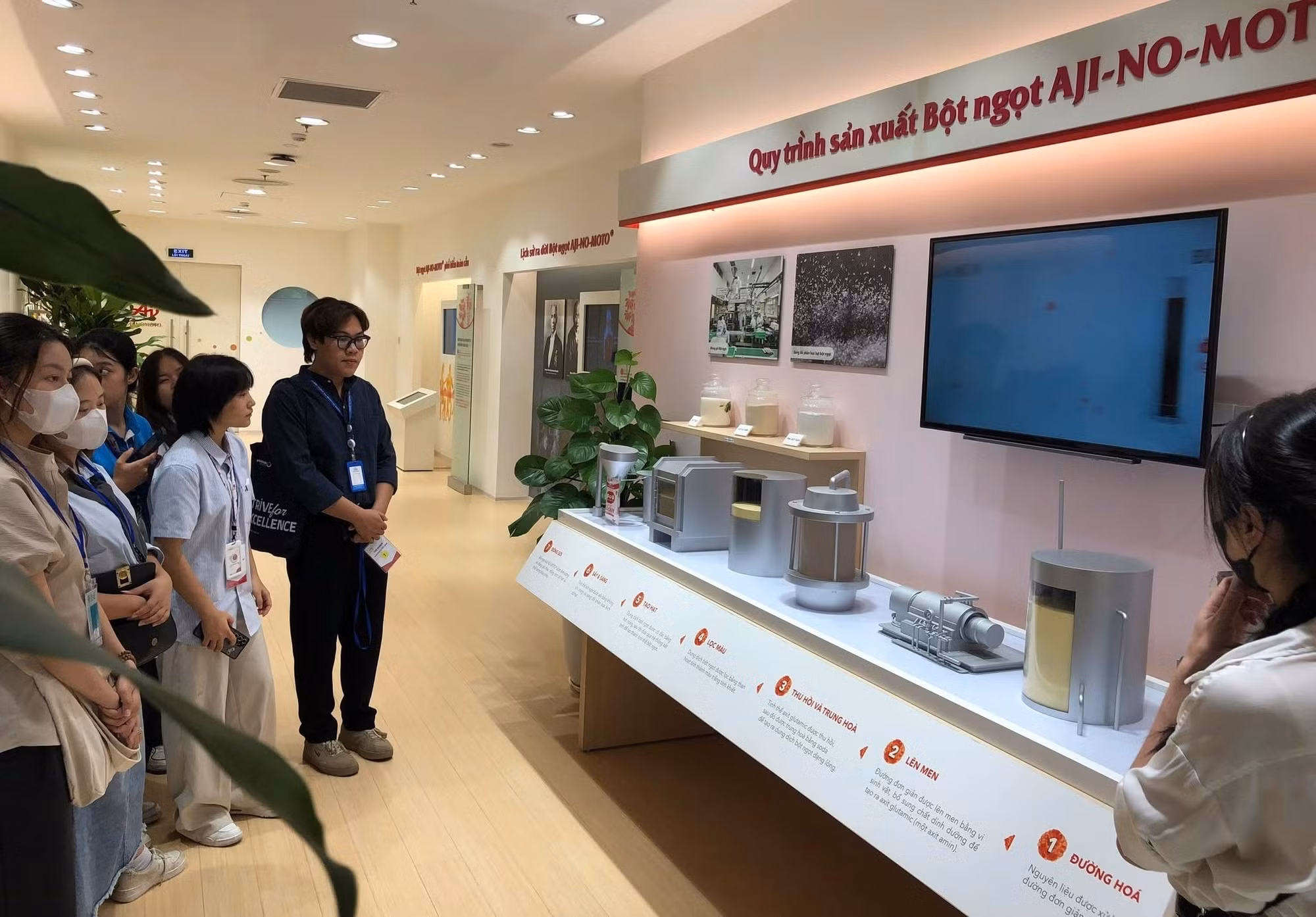 Sinh viên Khoa Kinh doanh và Quản lý tham quan tại Ajinomoto Việt Nam. Ảnh: CMCU
