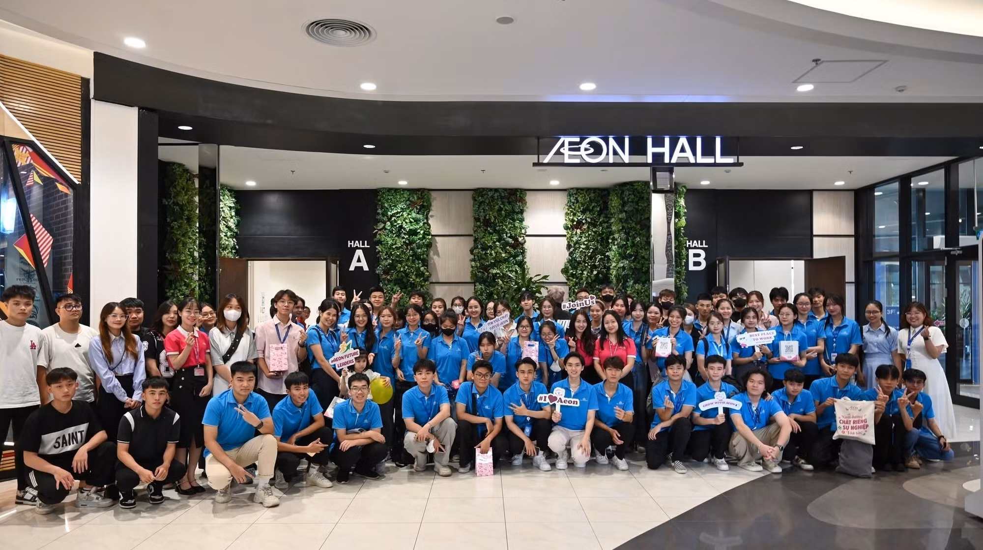 Sinh viên Khoa Kinh doanh và Quản lý tham quan trực tiếp tại AEON Việt Nam. Ảnh: CMCU