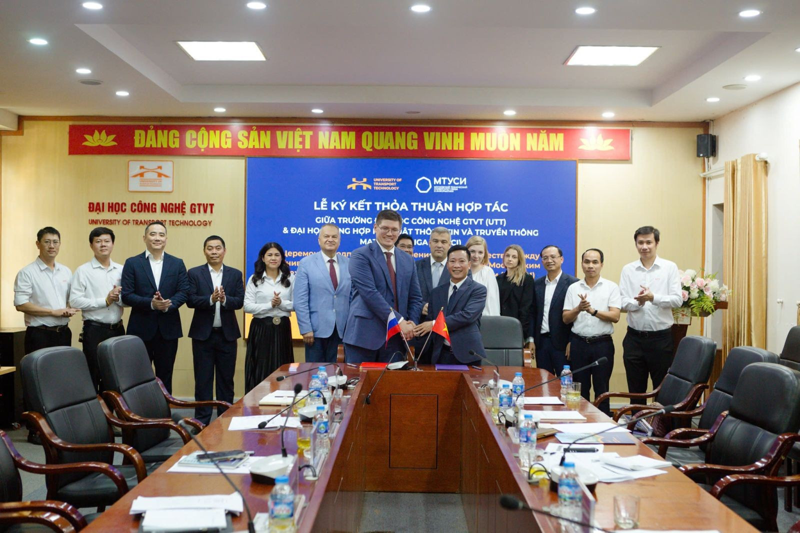 Lễ ký thỏa thuận hợp tác giữa Trường Đại học Công nghệ Giao thông vận tải với Đại học tổng hợp kỹ thuật thông tin và truyền thông Matxcơva, Nga (MTUCI). Lễ ký thỏa thuận hợp tác giữa Trường Đại học Công nghệ Giao thông vận tải với Đại học tổng hợp kỹ thuật thông tin và truyền thông Matxcơva, Nga (MTUCI).