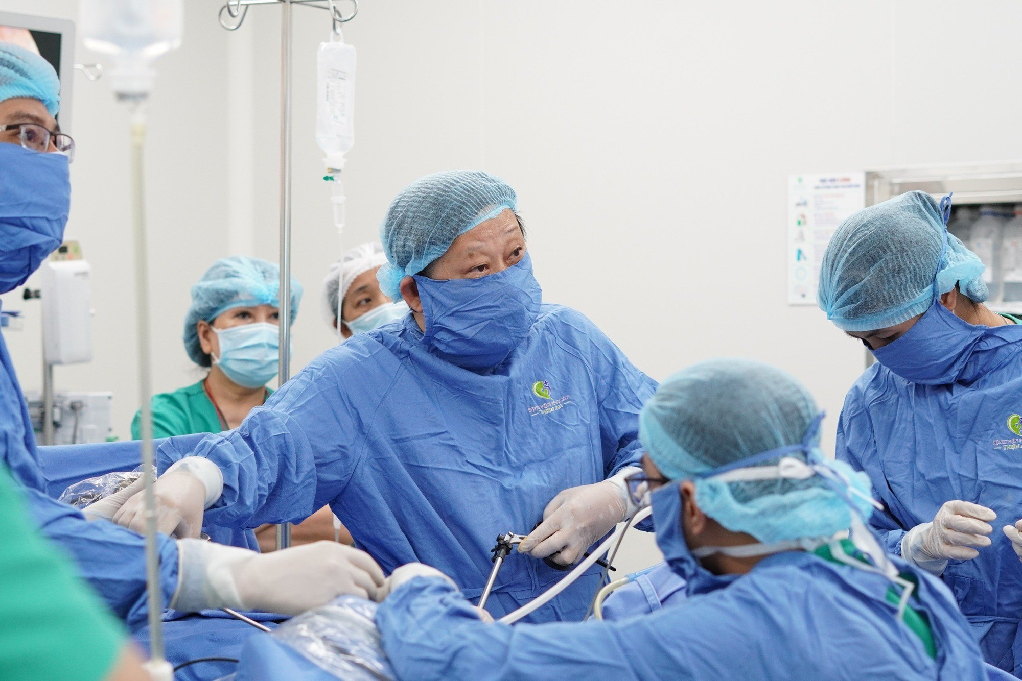 Giáo sư Nguyễn Viết Tiến và cộng sự đang thực hiện một ca phẫu thuật. Ảnh: Bệnh viện Phụ sản Thiên An