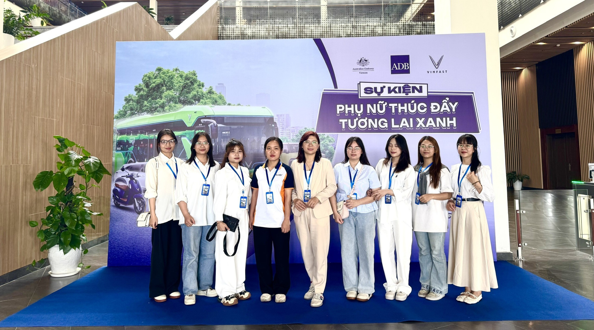 Giảng viên cùng nữ sinh chuyên ngành Công nghệ Kỹ thuật Điện tử - Viễn thông và Công nghệ Kỹ thuật Vi mạch bán dẫn (UTT) tham dự chương trình Women drive green future, do Vinfast và Ngân hàng ADB tổ chức dành cho giảng viên và nữ sinh viên trong lĩnh vực STEM. fbb6fa7696521f0c4643-2695.jpg