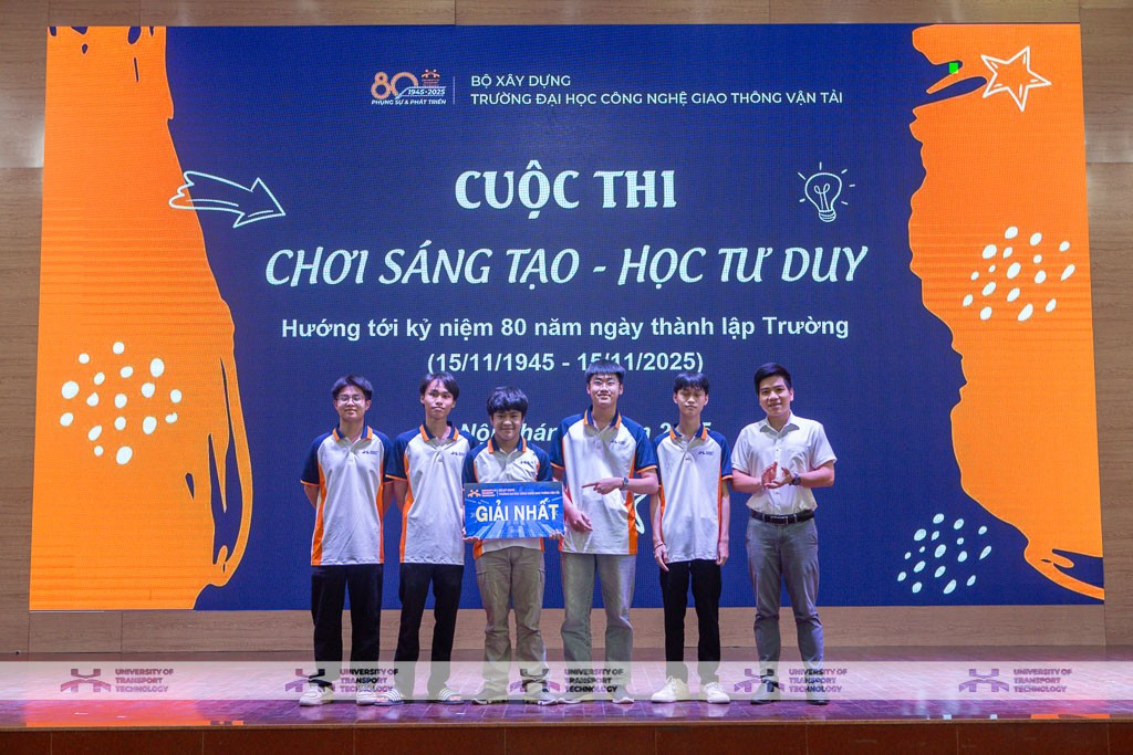 Sinh viên năm thứ nhất, chuyên ngành Công nghệ Kỹ thuật Điện tử - Viễn thông đạt giải nhất cuộc thi "Cuộc chơi sáng tạo - Học tư duy", Trường Đại học Công nghệ Giao thông vận tải. Sinh viên năm thứ nhất, chuyên ngành Công nghệ Kỹ thuật Điện tử - Viễn thông đạt giải nhất cuộc thi "Cuộc chơi sáng tạo - Học tư duy", Trường Đại học Công nghệ Giao thông vận tải.