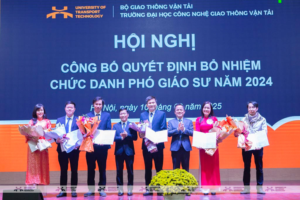 Đại diện lãnh đạo Trường Đại học Công nghệ Giao thông vận tải trao quyết định và tặng hoa chúc mừng các tân Phó Giáo sư năm 2024 của nhà trường. (Ảnh: Website nhà trường)