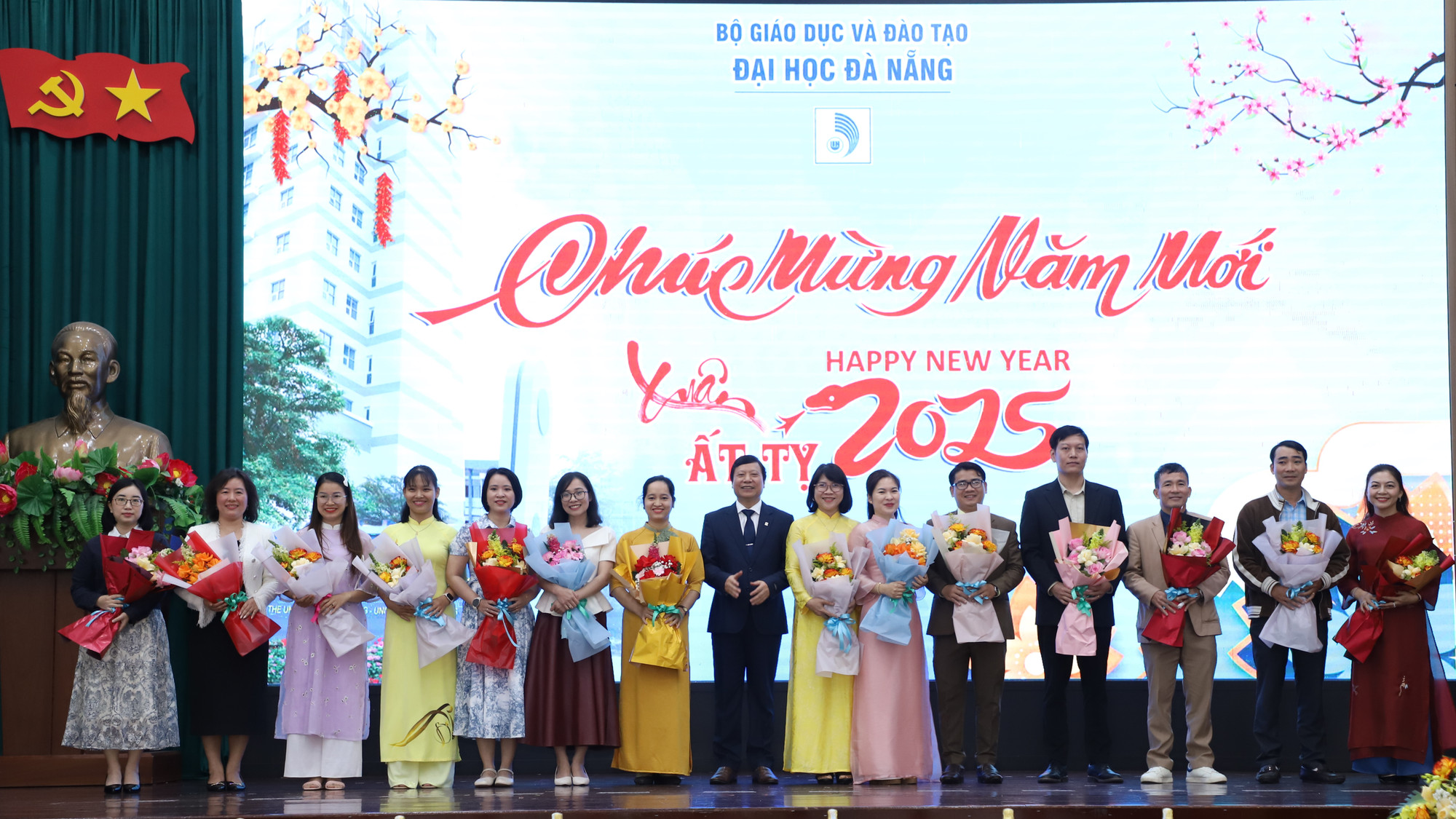 Đại học Đà Nẵng vinh danh các tân tiến sĩ (Tiến sĩ Đinh Thị Mỹ Hạnh đứng đầu tiên, từ phải sang) VINH DANH TÂN TIẾN SĨ.jfif