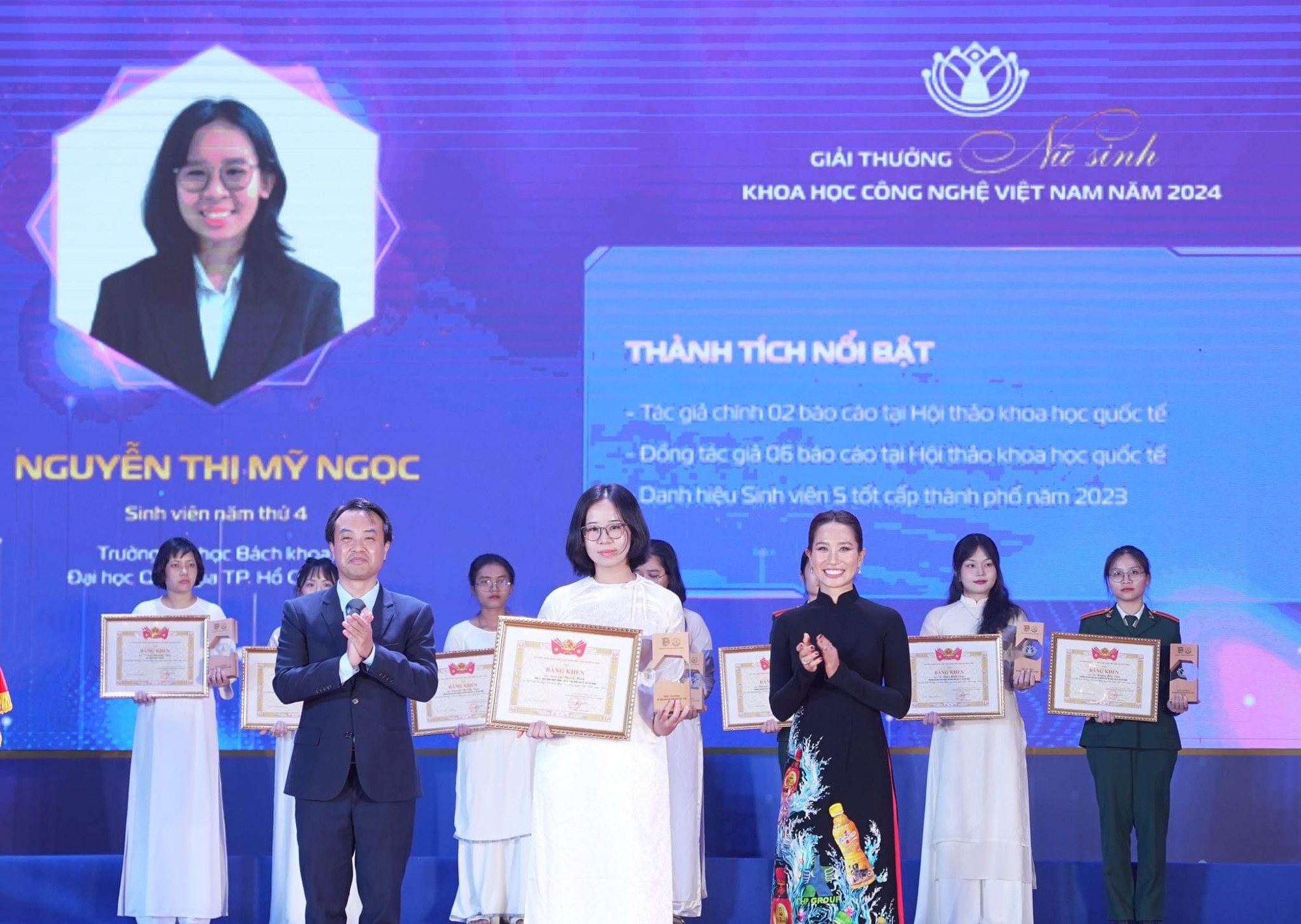 Nguyễn Thị Mỹ Ngọc là một trong 20 nữ sinh tiêu biểu nhận Giải thưởng Nữ sinh Khoa học Công nghệ Việt Nam năm 2024. Ảnh: NVCC Mỹ Ngọc được tuyên dương Nữ sinh Khoa học Công nghệ Việt Nam 2024.JPG