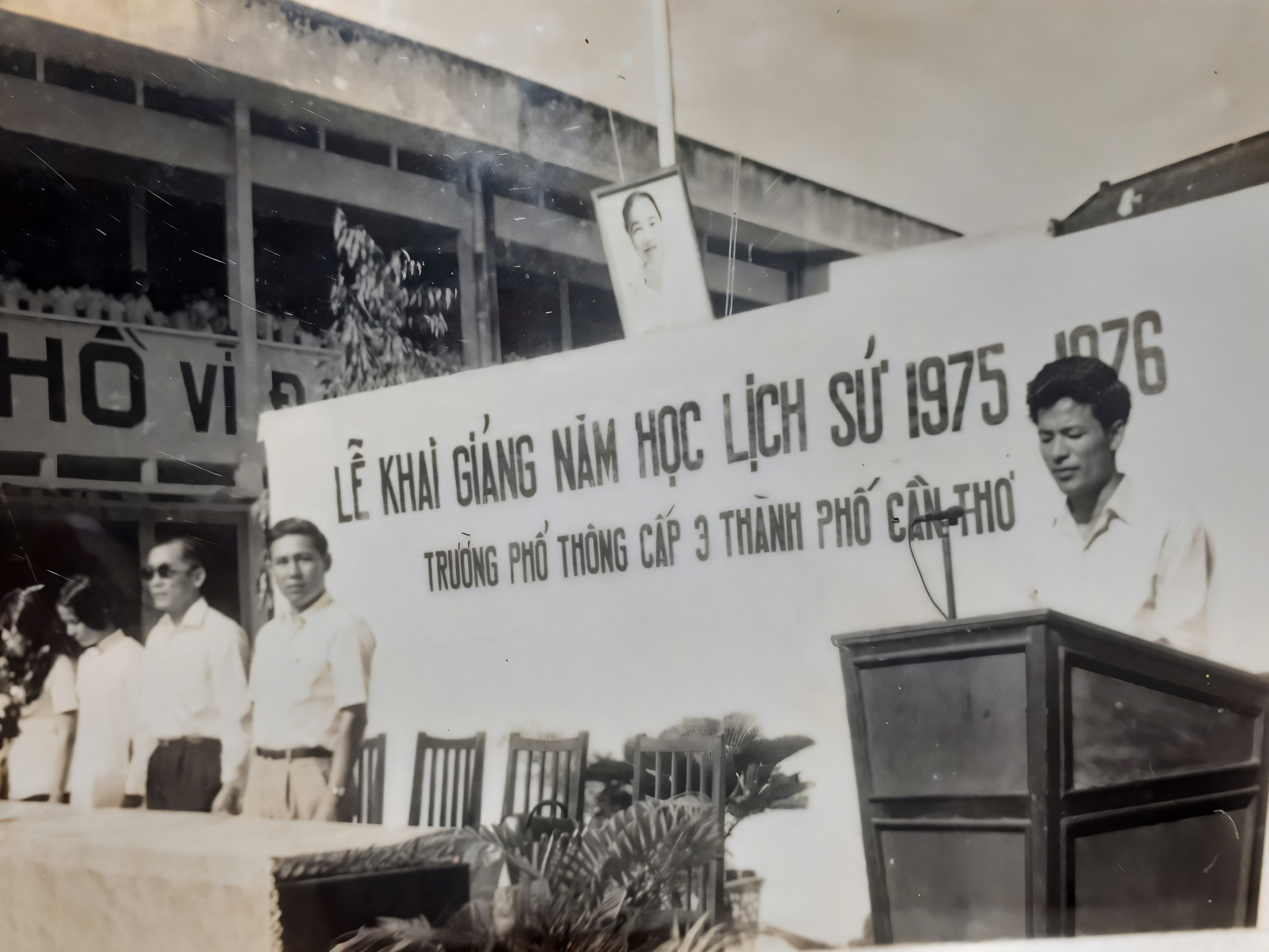 Ông Bùi Chí Quý đọc diễn văn trong lễ khai giảng đầu tiên của Trường Phổ thông Cấp 3 thành phố Cần Thơ, mở đầu năm học 1975–1976 - năm học đầu tiên trong hòa bình. Ảnh: NVCC BeautyPlus-Image-Enhancer (1).jpg