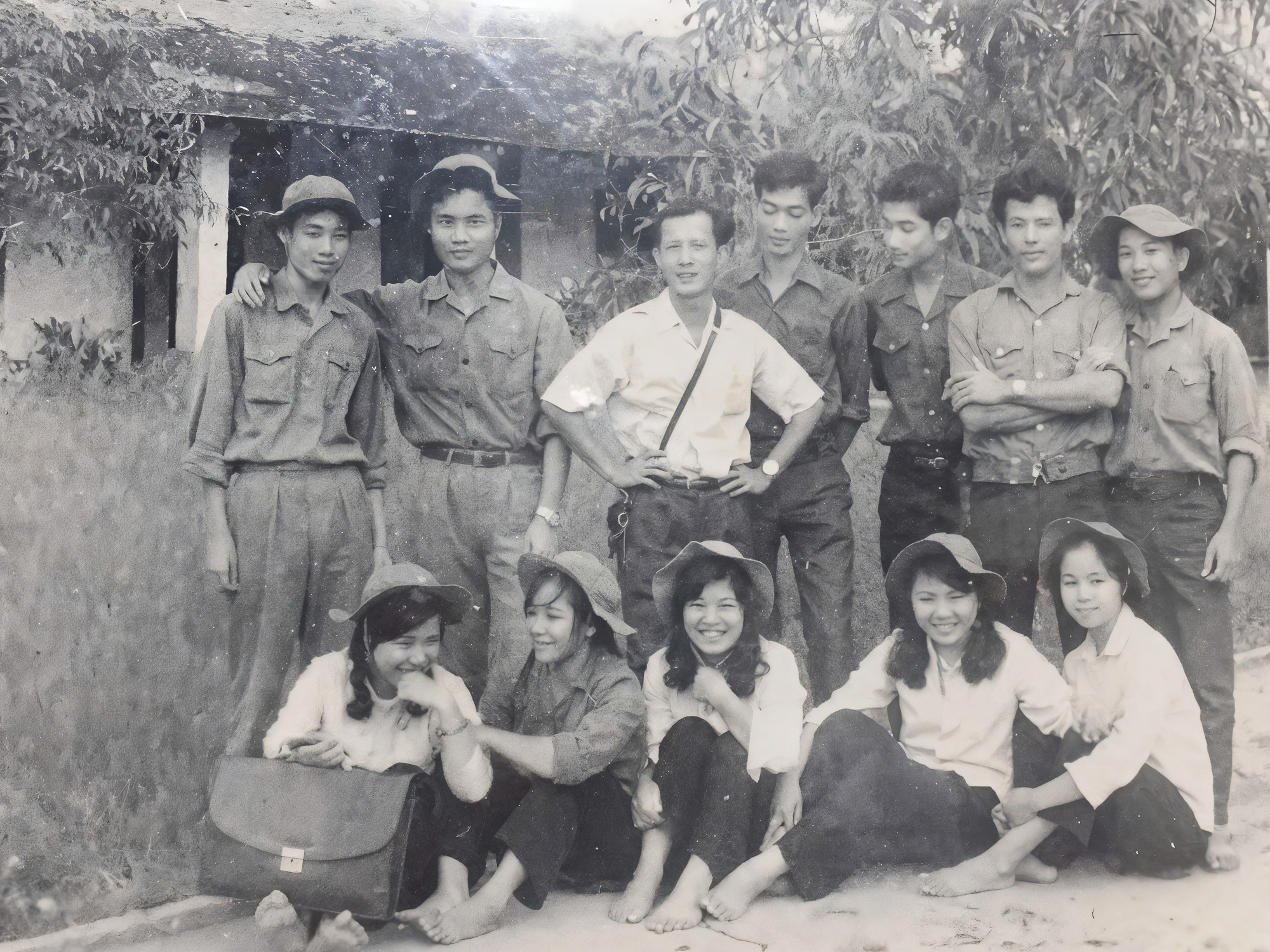 Ông Bùi Chí Quý (đứng thứ 2 từ phải sang) cùng các đồng nghiệp miền Bắc vào miền Nam. Ảnh: NVCC BeautyPlus-Image-Enhancer.jpg