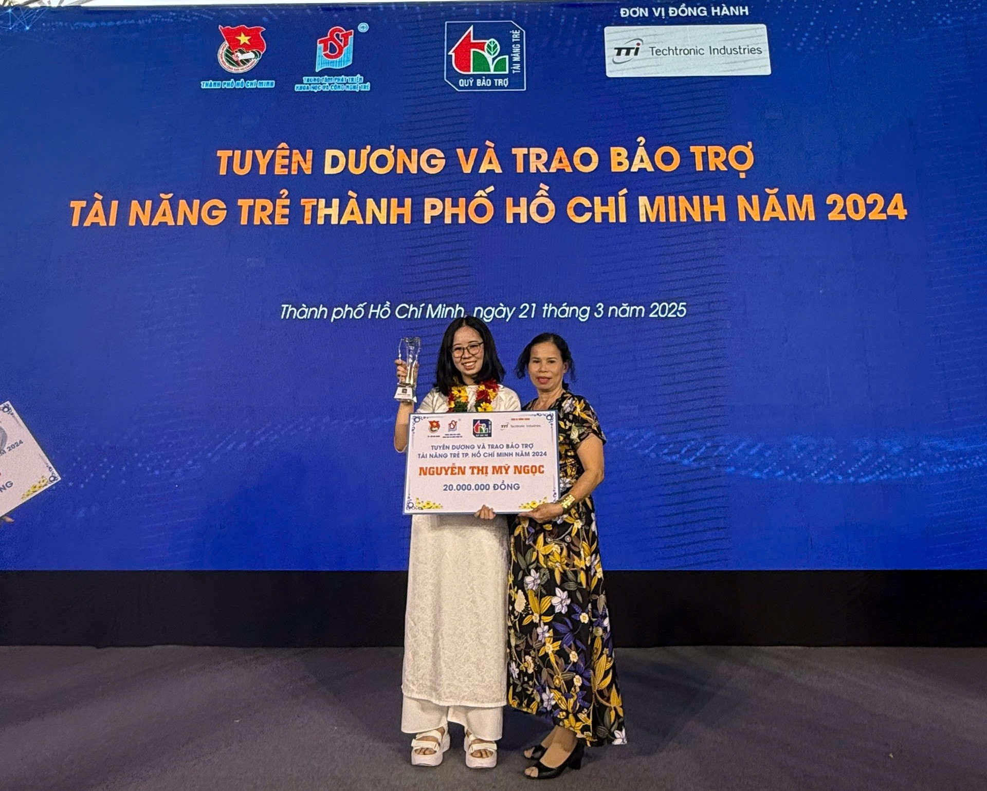 Mỹ Ngọc và mẹ chụp ảnh tại Lễ tuyên dương và trao bảo trợ tài năng trẻ Thành phố Hồ Chí Minh năm 2024. Ảnh: NVCC Mỹ Ngọc và mẹ.JPG