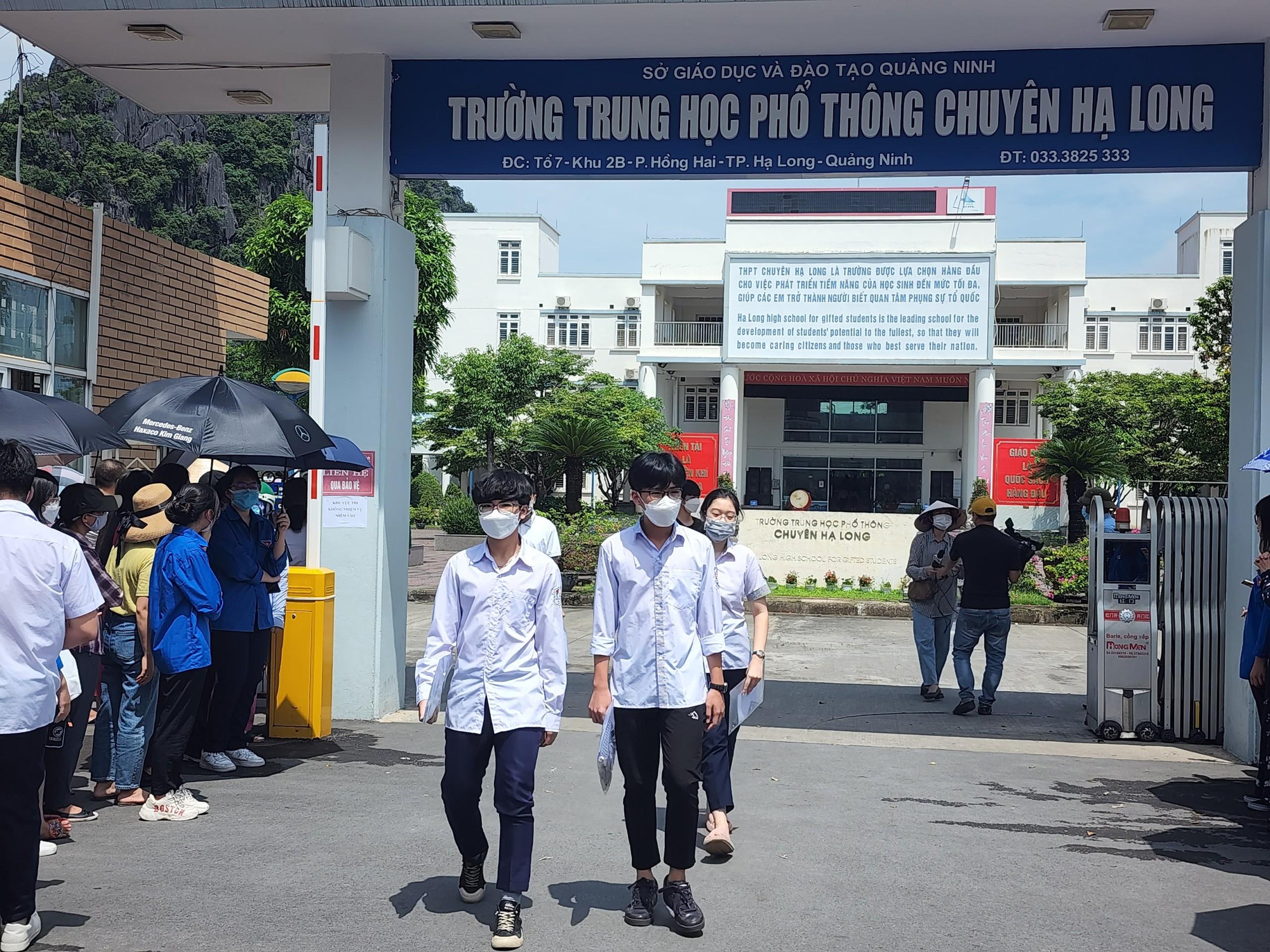 Nhiều thí sinh rời điểm thi với tâm trạng khá buồn vì đề thi chuyên môn Toán năm nay tăng độ khó (Ảnh: Phạm Linh)