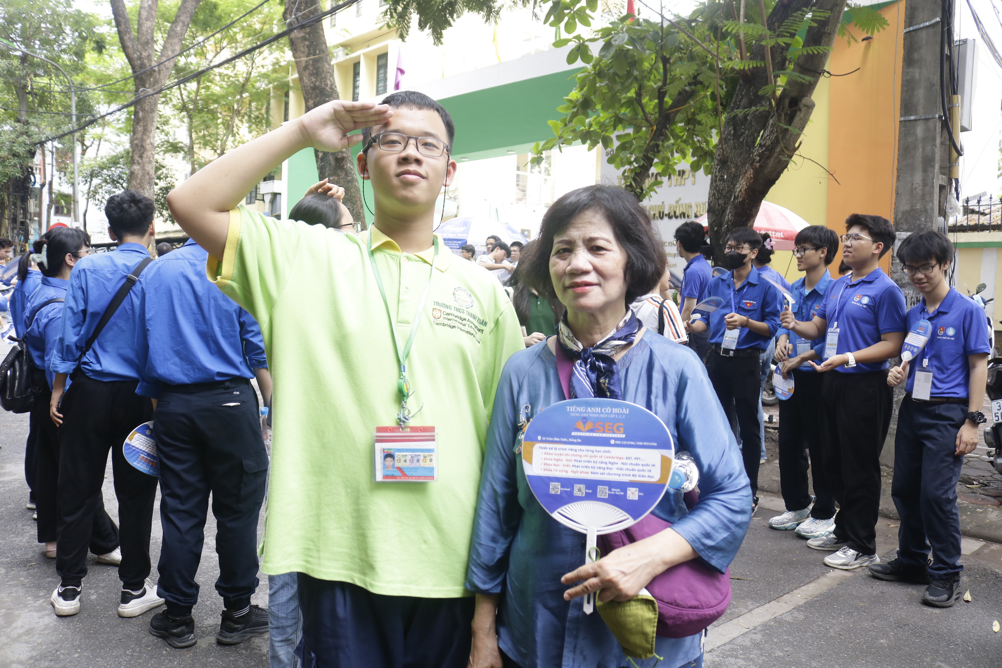 Thí sinh hoàn thành bài thi môn Ngữ Văn đầu tiên tại Điểm thi Trường Trung học phổ thông Kim Liên. Ảnh: Đào Hiền