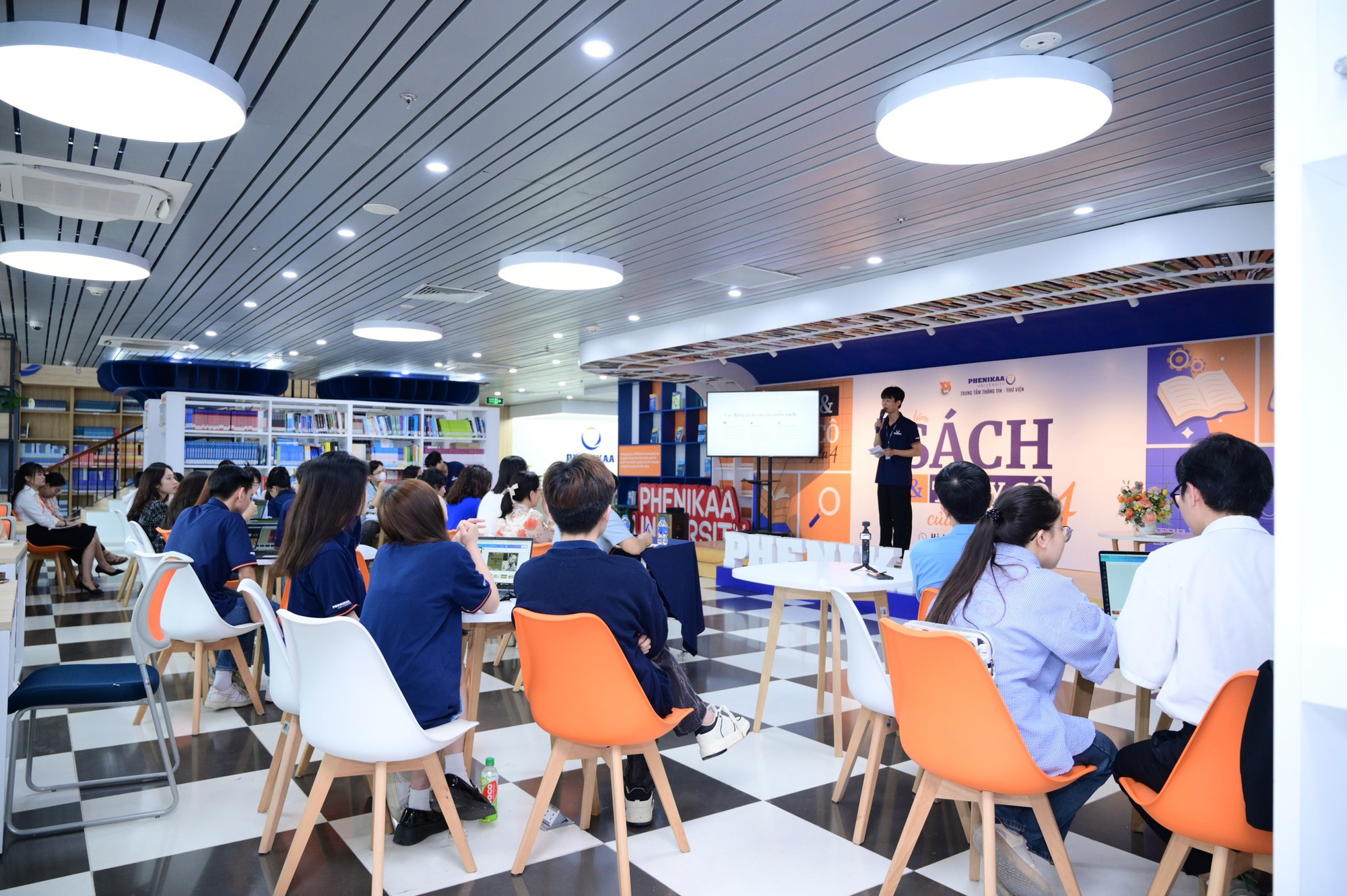 Sự phát triển của công nghệ làm thay đổi cách tiếp cận và phương pháp đọc sách của sinh viên hiện nay. (Ảnh: NTCC) 483367153_1040507574770494_4498201295953722974_n.jpg
