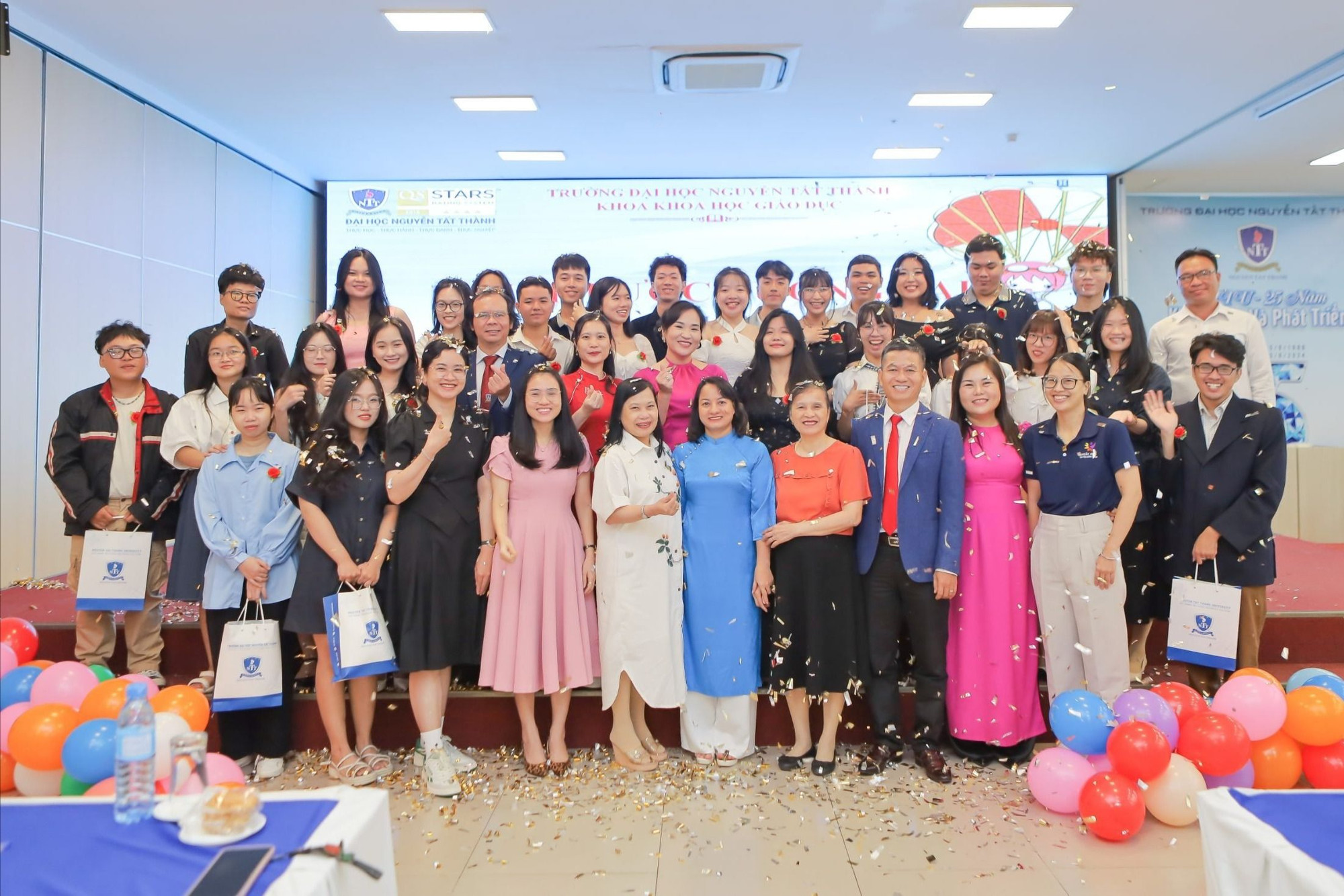 Khoa Khoa học Giáo dục, Trường Đại học Nguyễn Tất Thành tổ chức buổi lễ ra trường đầy cảm xúc cho sinh viên K21 ngành Tâm lý học. (Ảnh: NTCC) nttu-le-ra-truong-cho-sv-nganh-tam-ly-k21-10-scaled-7416.jpg