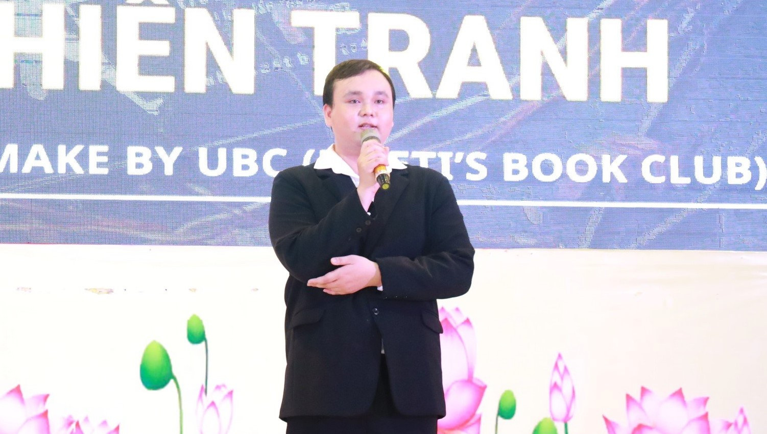Sinh viên Nguyễn Văn Thiện - lớp DHNN15A5HN (Chủ nhiệm Câu lạc bộ Sách UNETI). Ảnh: NVCC. z5335814544213_8e38335cabfa2d6373f4cde9966e69bc.jpg