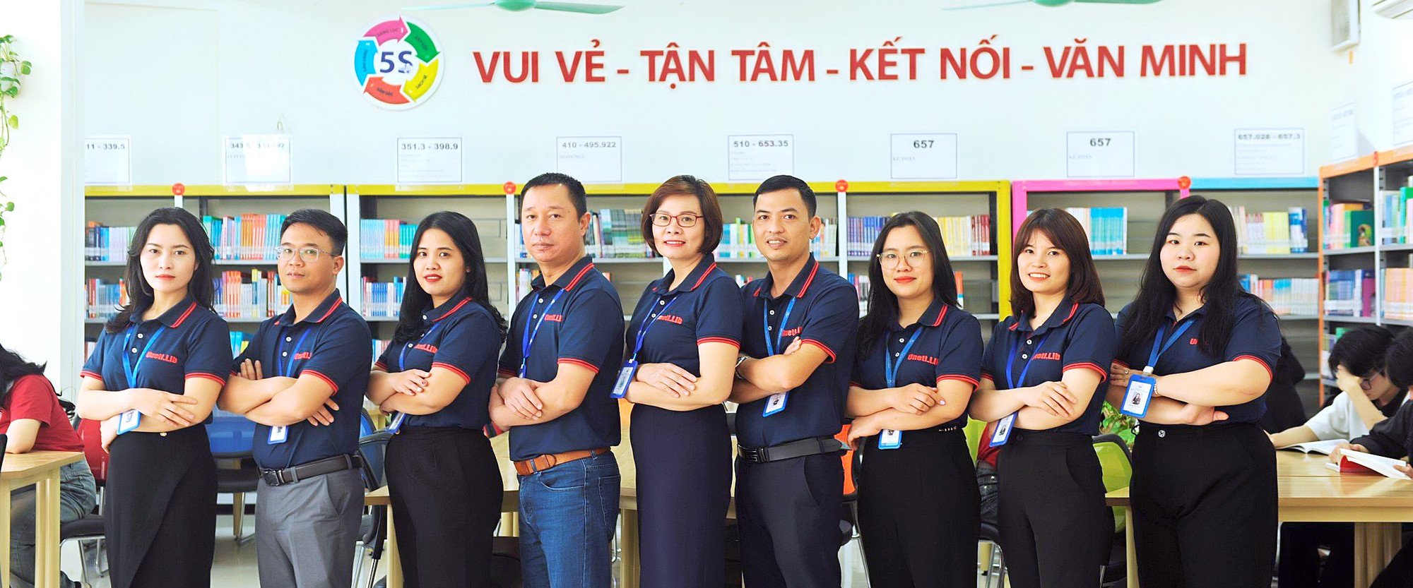Đội ngũ cán bộ, nhân viên Trung tâm Thư viện UNETI. Ảnh: NTCC. doingucanbo.jpg