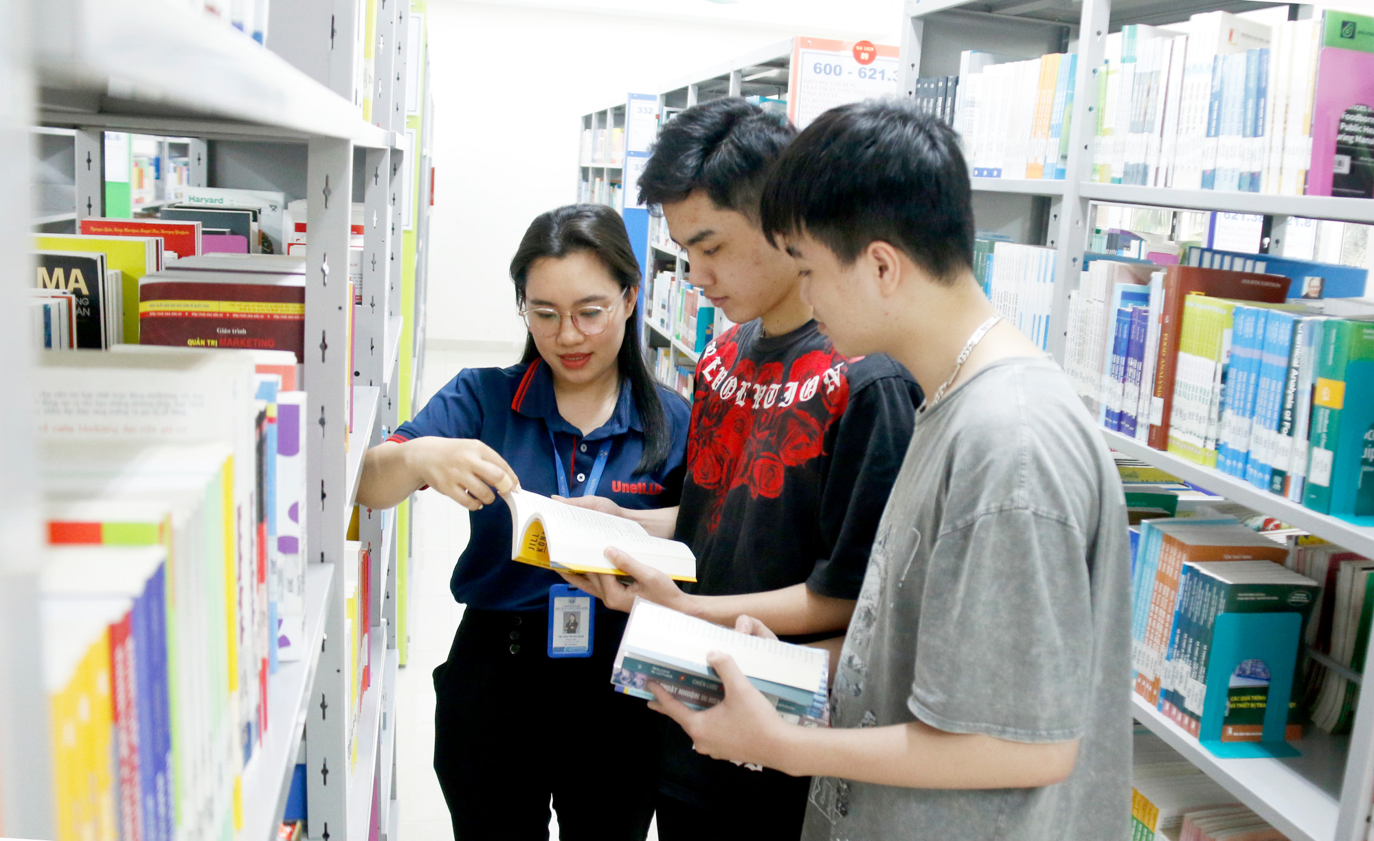 Nhân viên thư viện luôn tận tình hỗ trợ sinh viên tìm kiếm tài liệu. Ảnh: Mộc Trà. GDVN_1.jpg